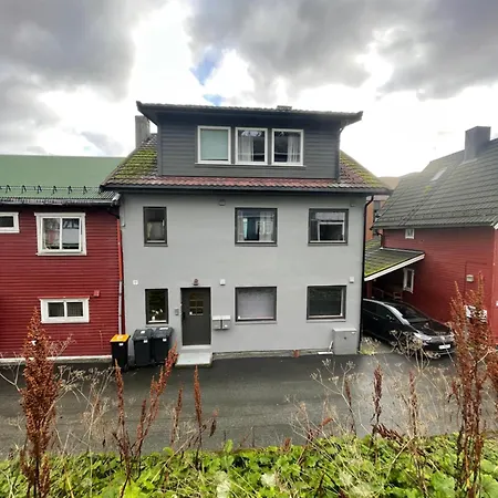 Warm And Charming Centre In Leilighet